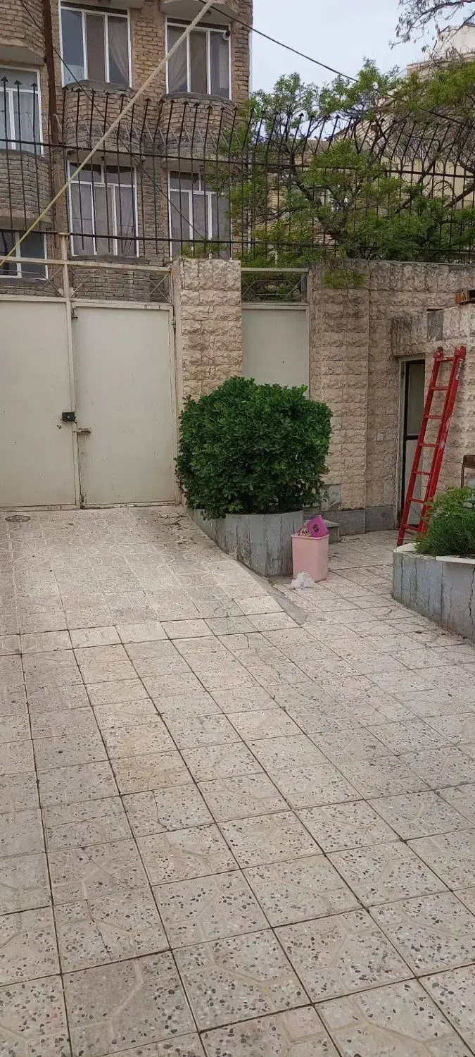 منزل ویلایی ۲۰۰ متر دربست ۱۲۰ متر زیربنا سرافرازان
