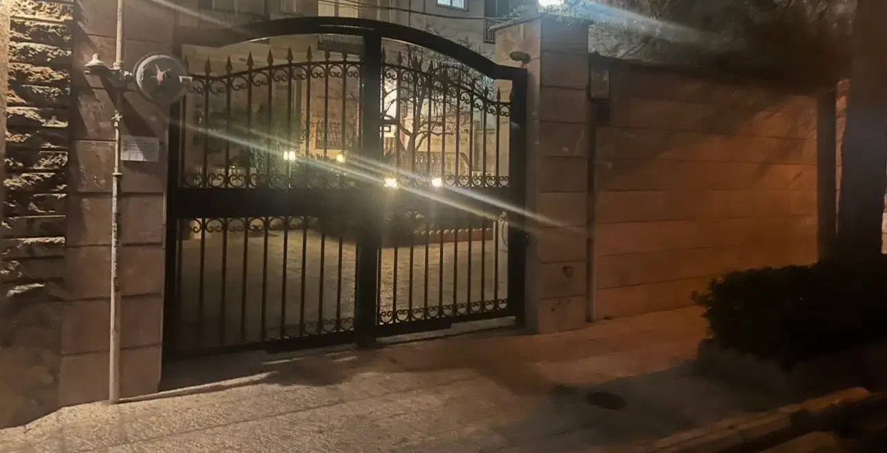 مرزداران ، ناهید ، ۹۴ متری