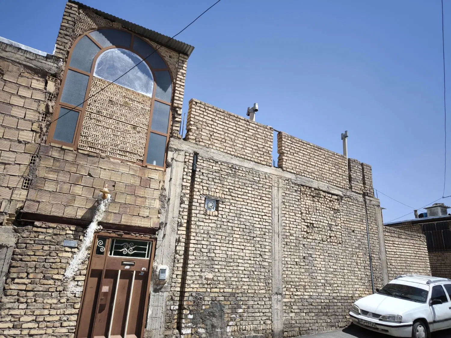 یک باب منزل مسکونی به همراه یک پلاک زمین