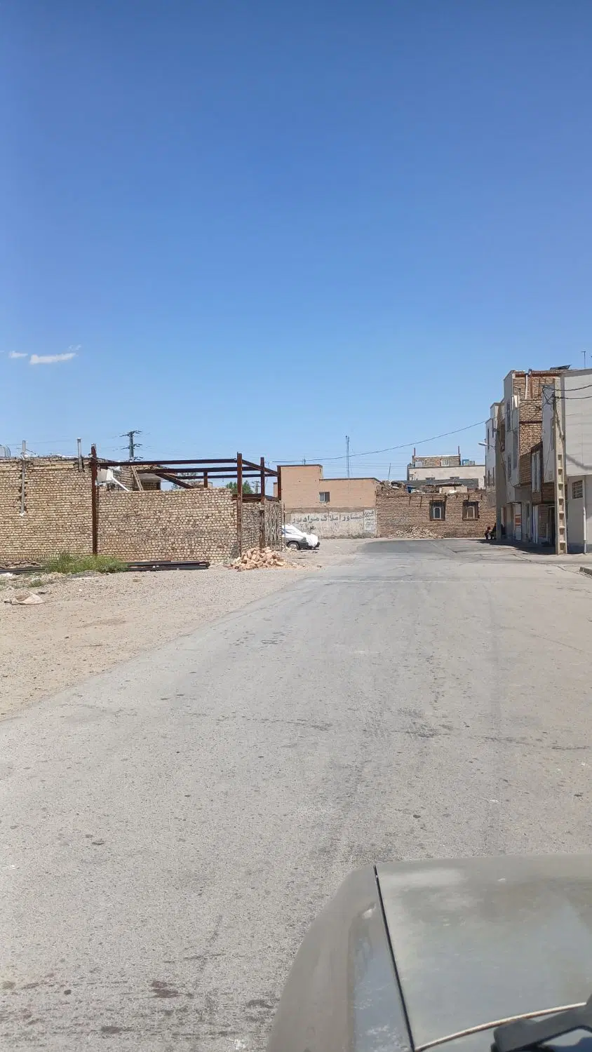 زمین پشت اداره کار