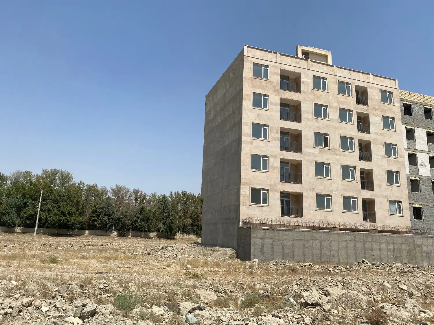 زمین ۴۲۰ متر در جنوب شهرک دهکده