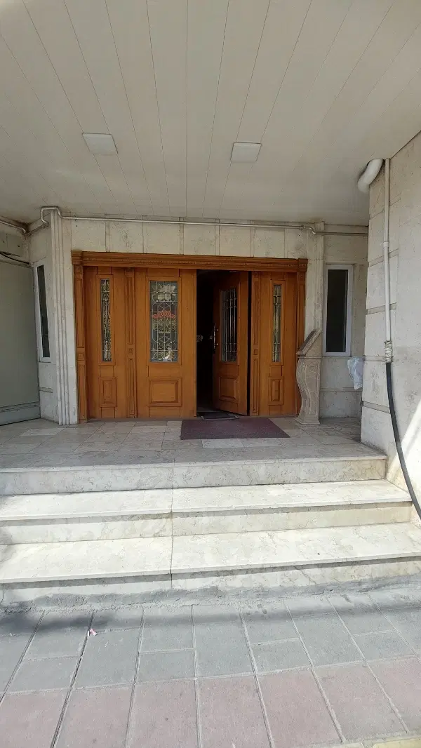 آپارتمان کاج بر خ رودکی
