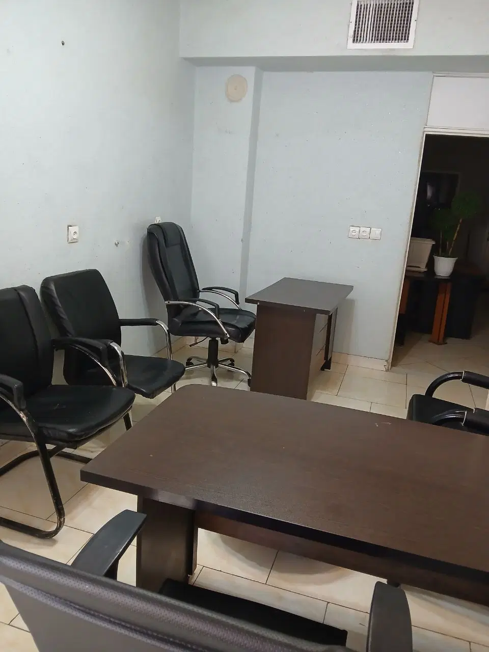 اتاق کار حدوداً ۱۸ متر و مبله