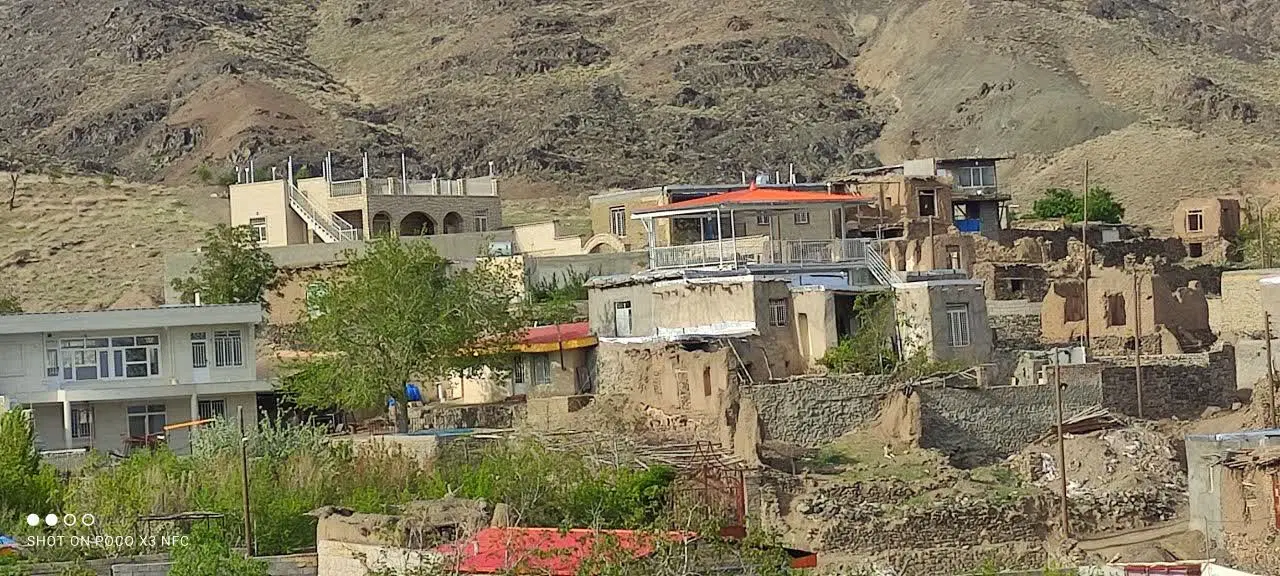 خونه روی بلندی روستای باصفای شاره