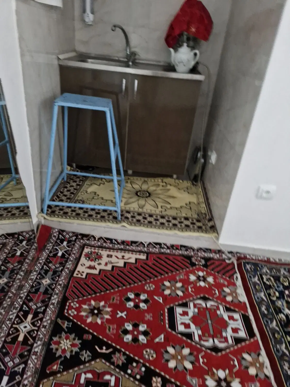 خانه دو طبقه و نیم حیاط دار