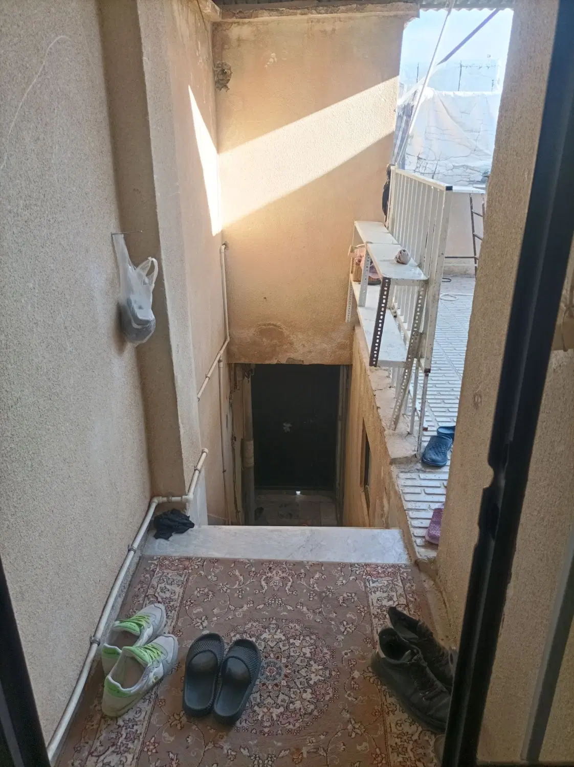 خانه بسیار تمیز ودارای پارکینگ اختصاصی
