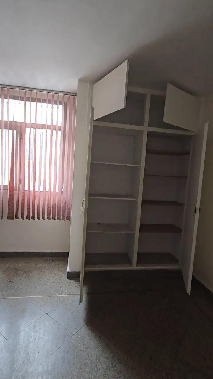 ۶۸ متری اداری بر آزادی