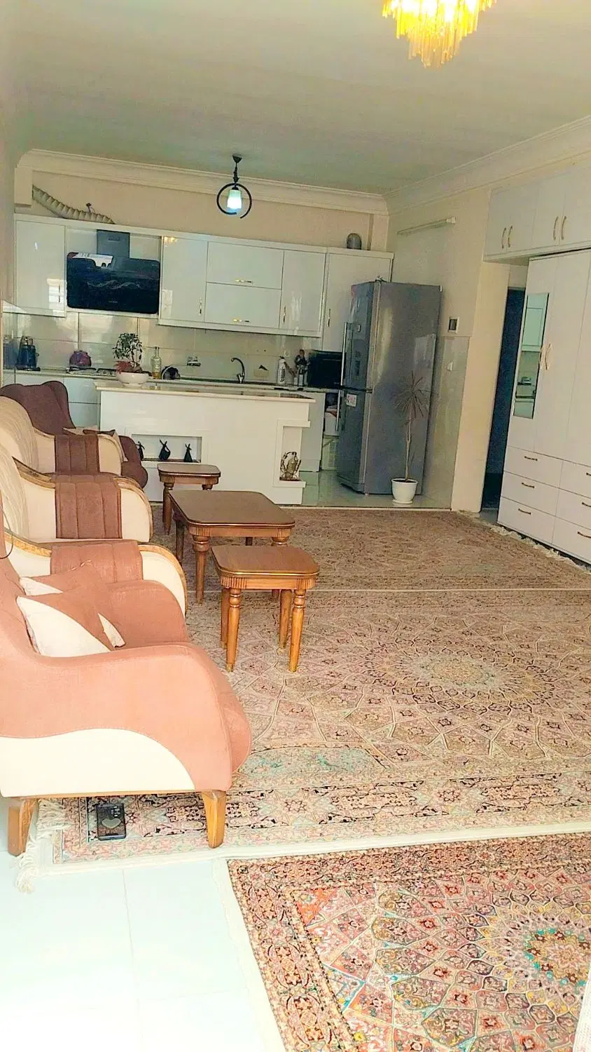 دو خواب، ۹۰‌متر‌ با هوایی شخصی