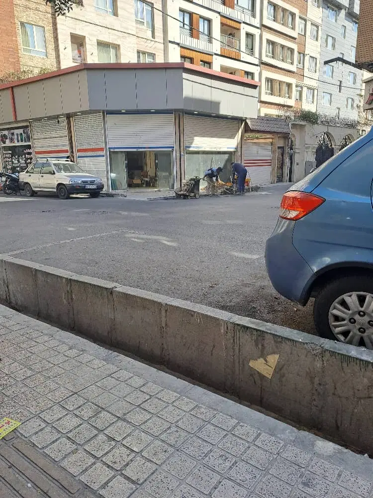 مغازه تجاری دارای بالکن و زیرزمین