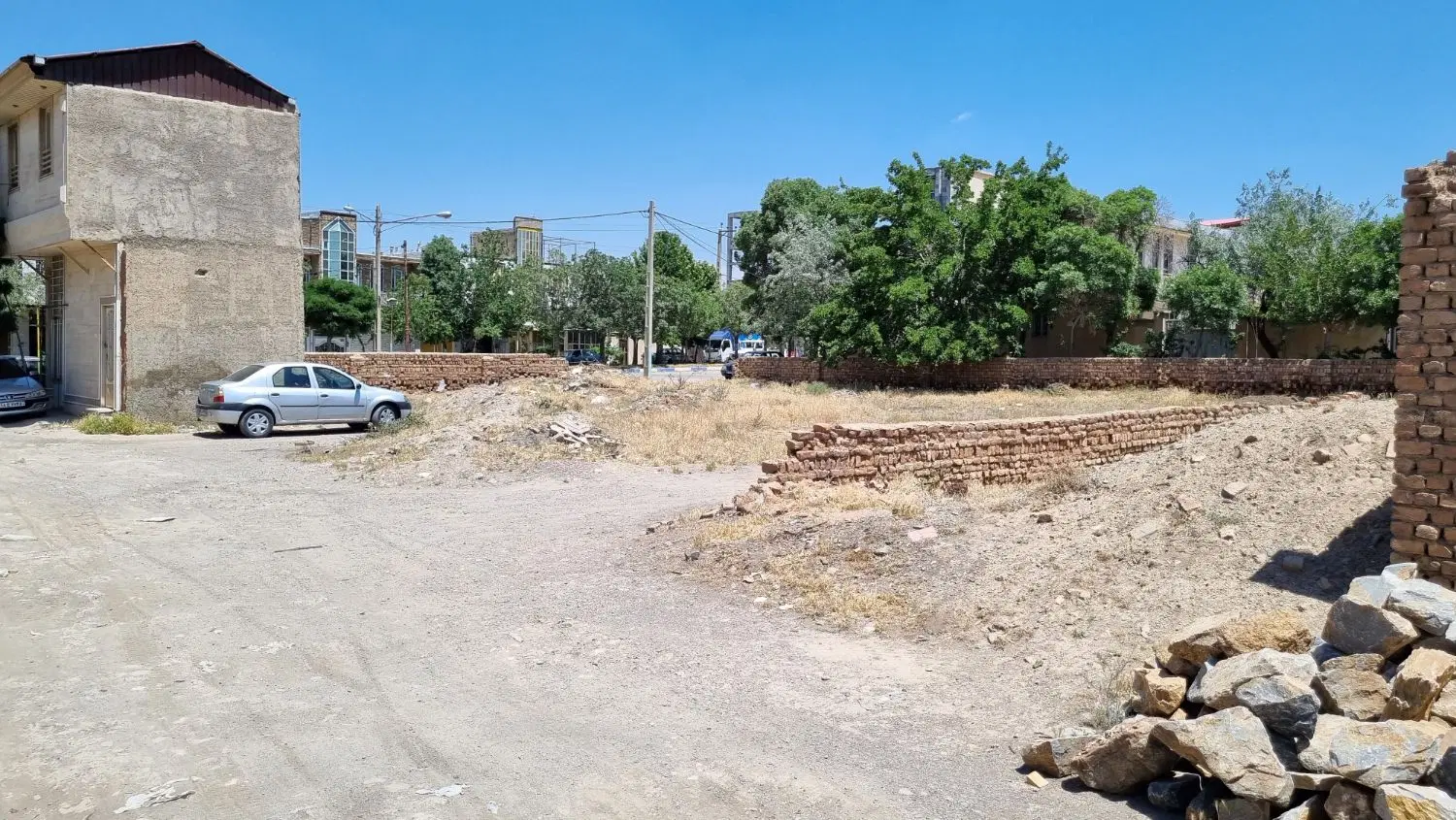 زمین بر جاده ملایر  روستای حاجی اباد ۱۳۰۰ متر