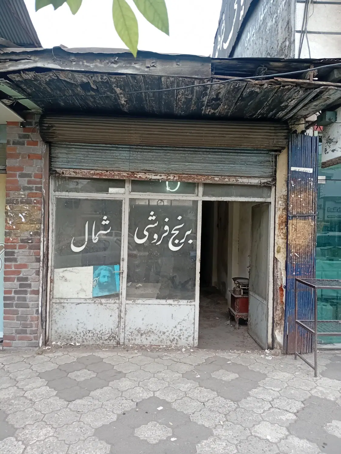 مغازه بر خیابان اصلی تولم شهر (( سند تک برگ ))