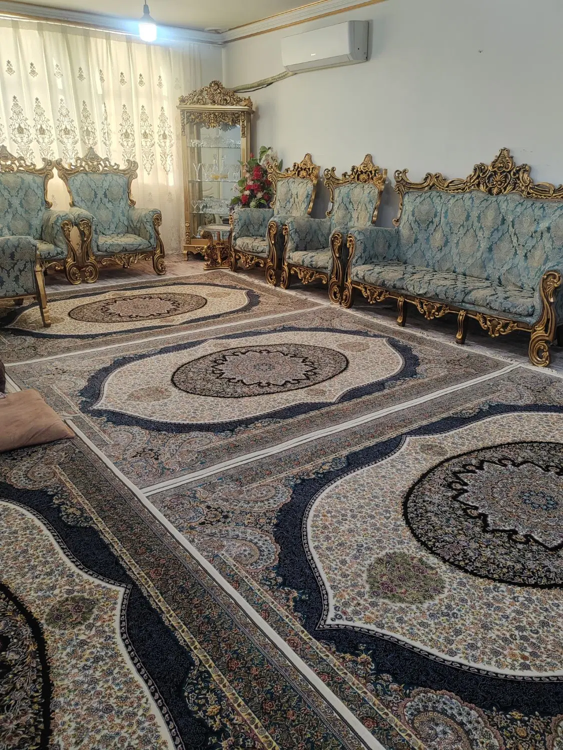 ساختمان دو طبقه بر خیابان حسین زاده
