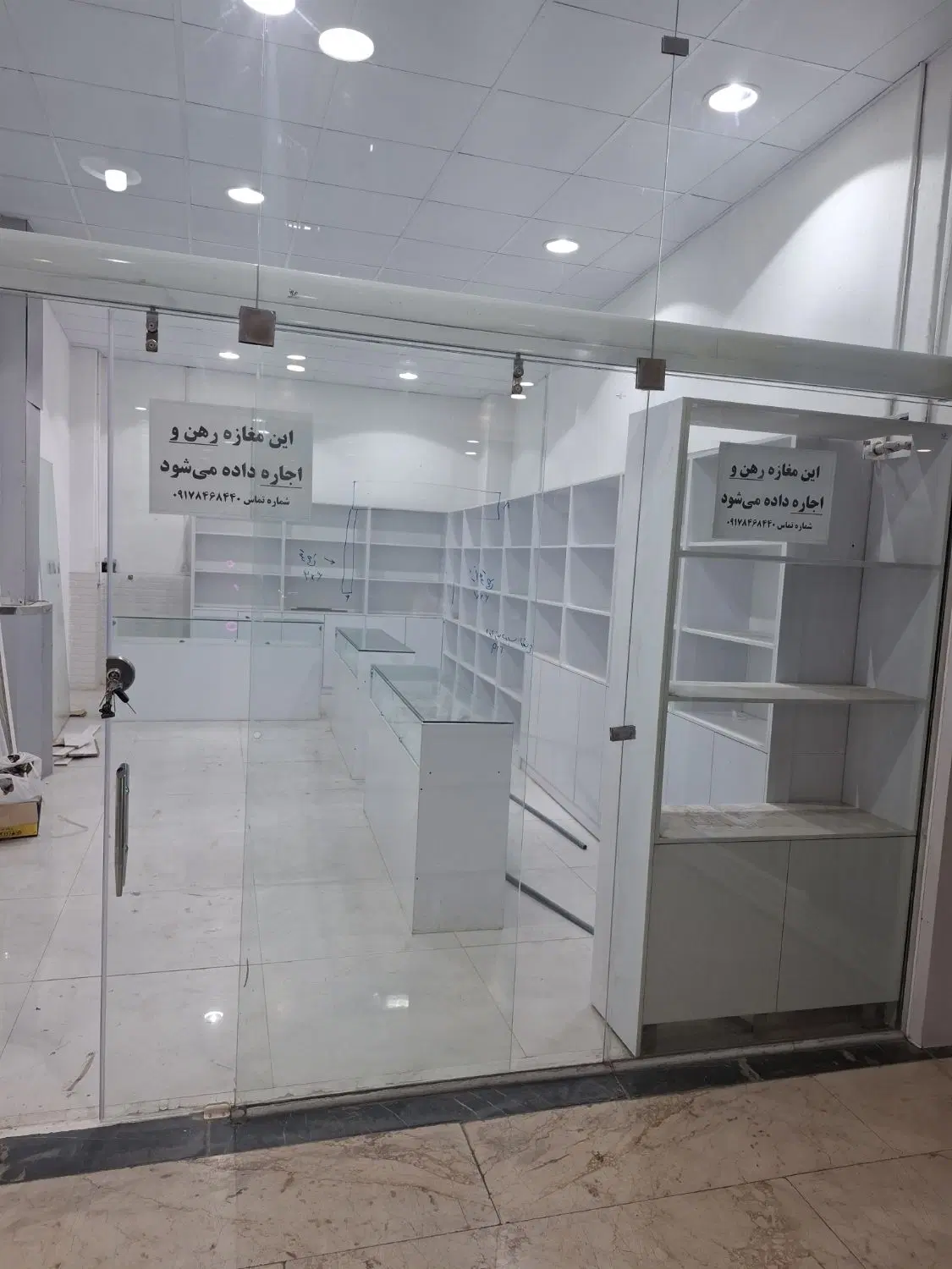 دو مغازه همراه با دکور نو و شیک در خیابان داریوش