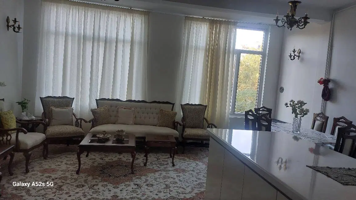 ۷۴ متر تک خواب ، گلبرگ شرقی