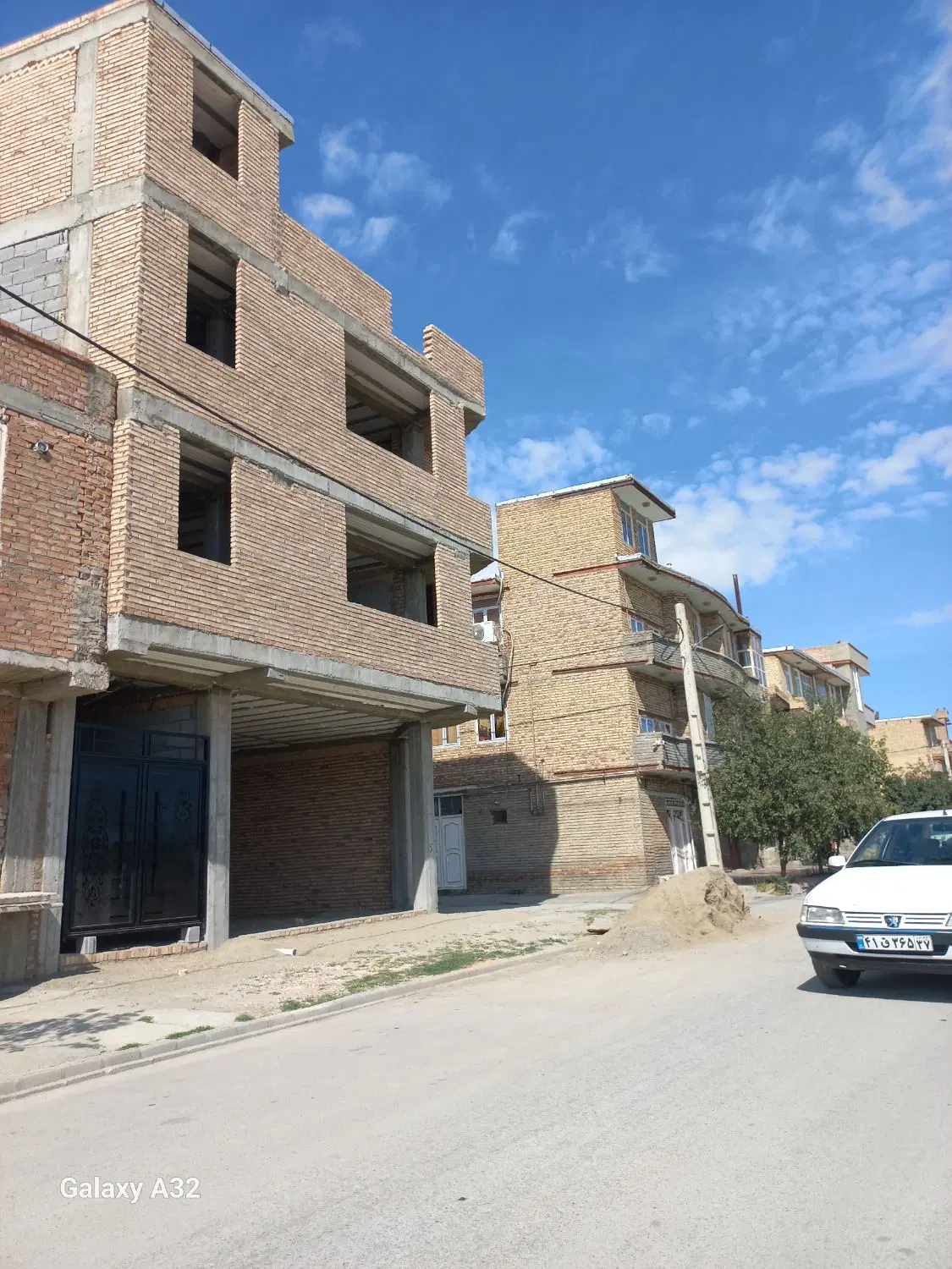 ساختمان نیمه کاره  دو نبش سه طبقه