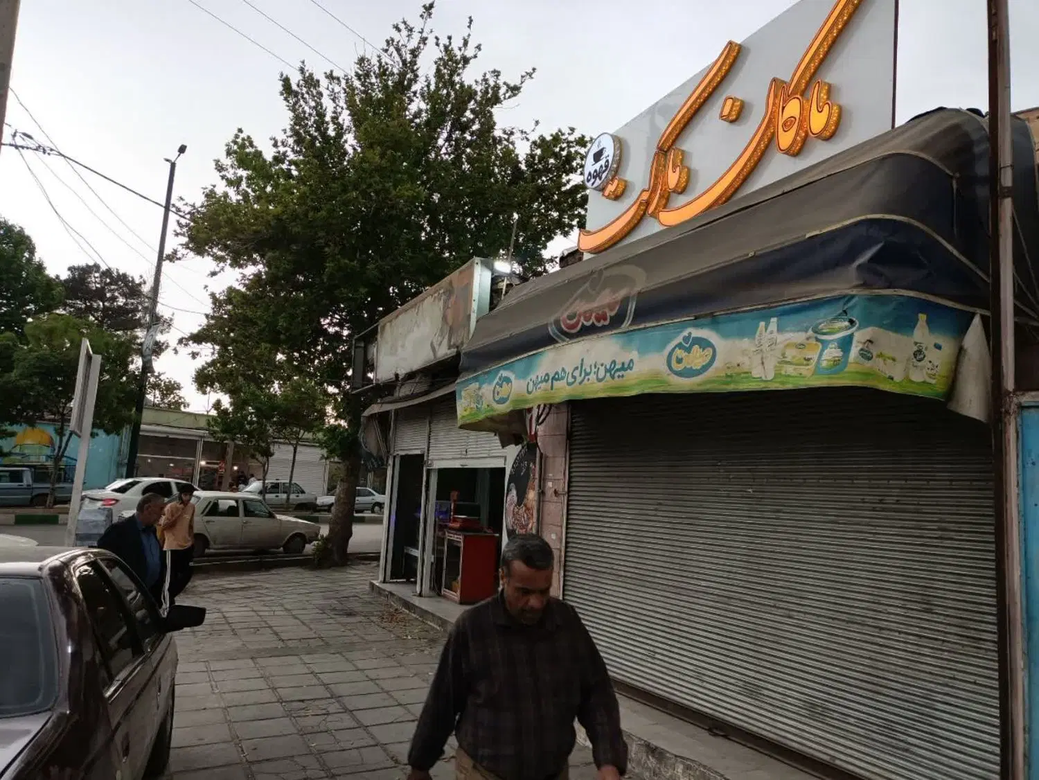مغازه چهل متری دور میدان راهنمایی بر خیابان