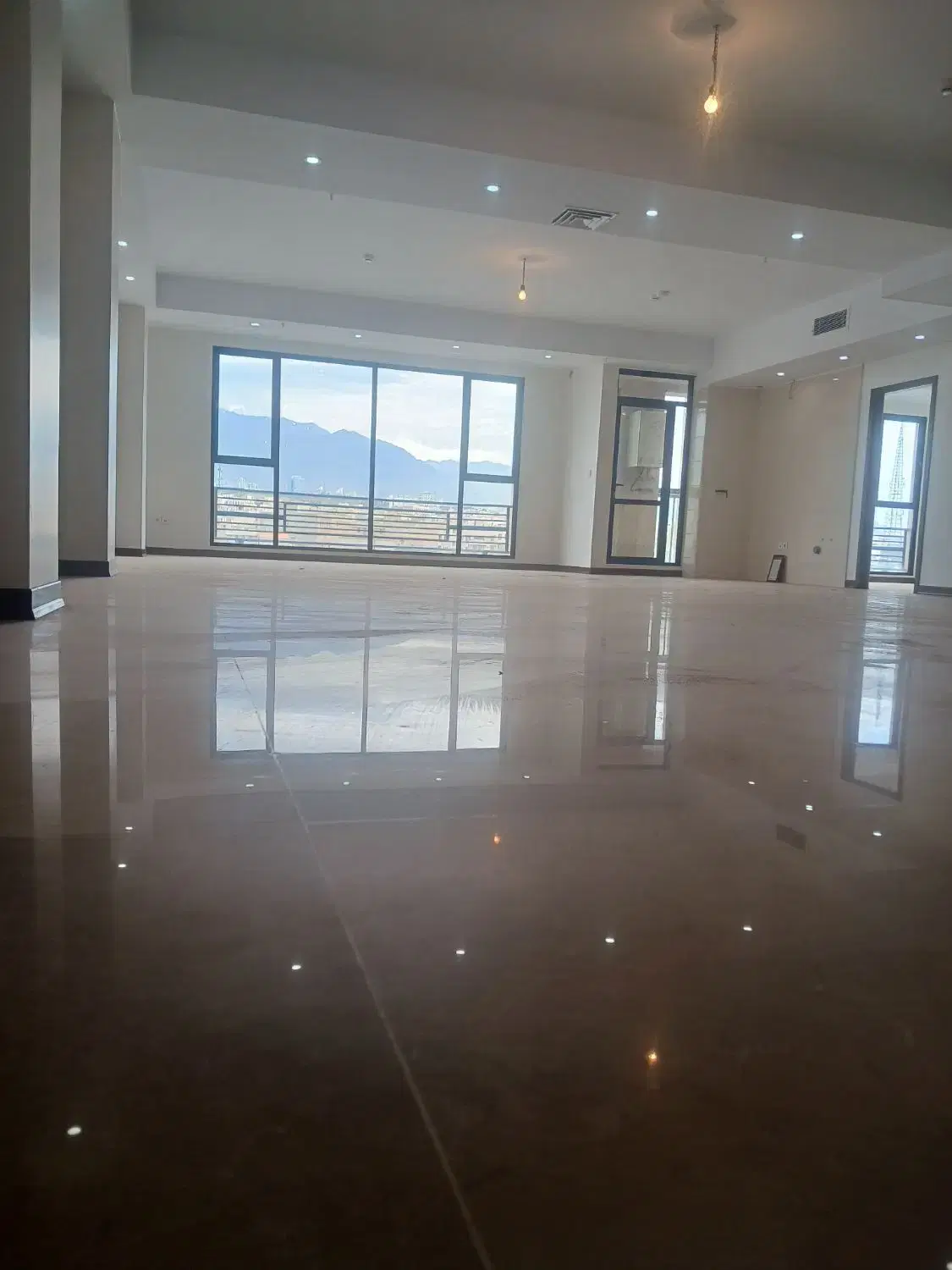 ۲۷۰متر،نوساز،۵پارکینگ،ویوابدی،صادقیه