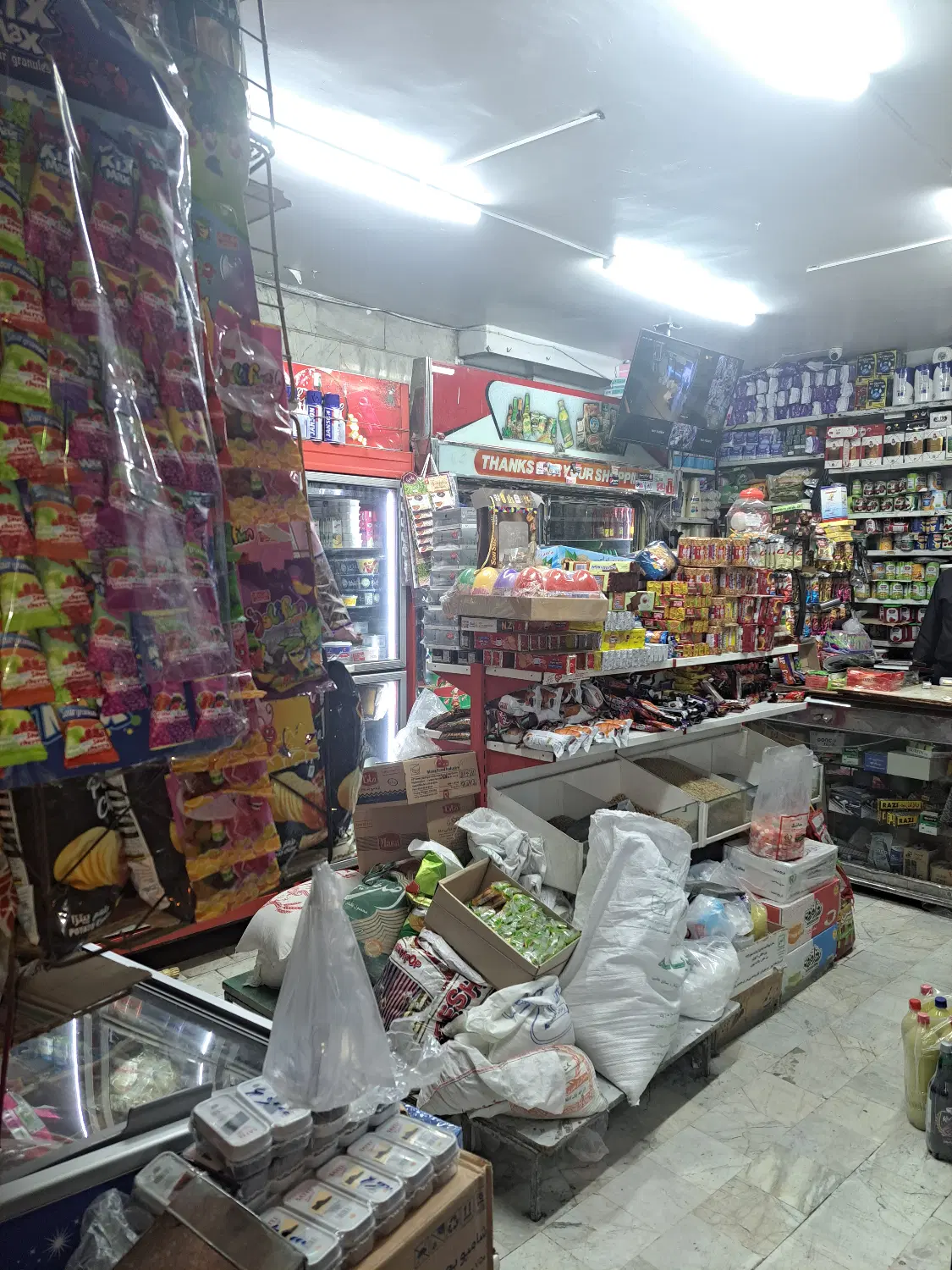 یک باب مغازه سوپری 30 متری با انباری 15 متری