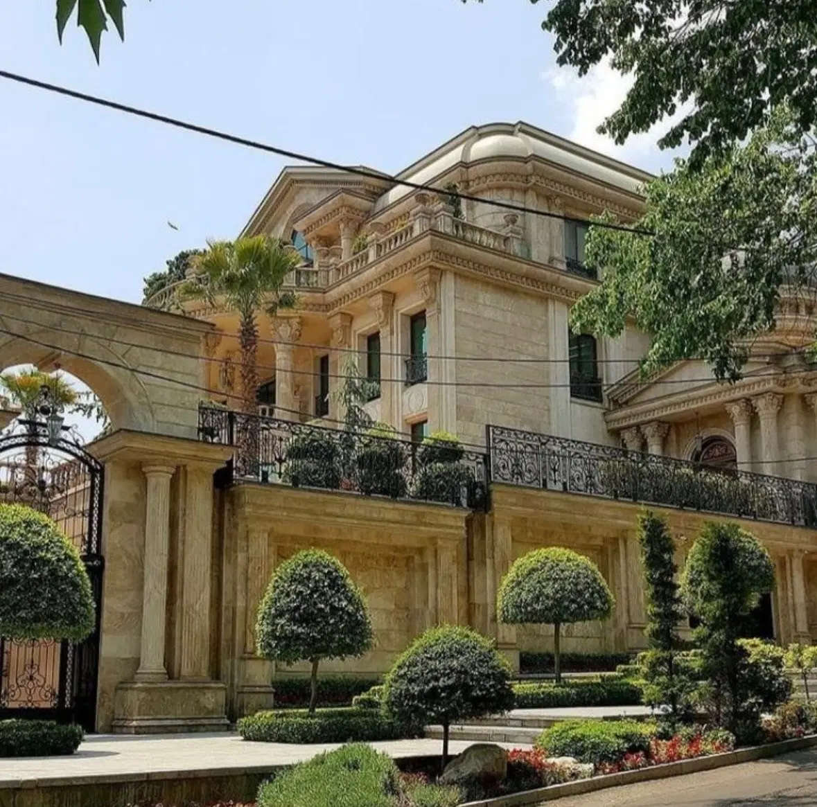اپارتمان ۲۷۰ متر _ سوپر لوکس _ چهارباغ بالا