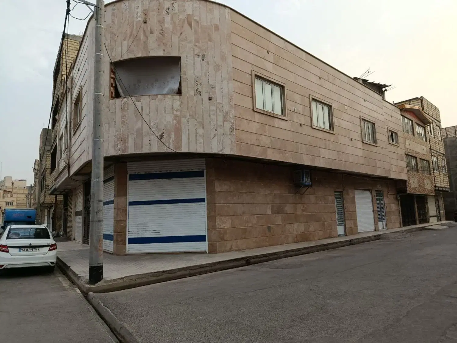 دوطبقه مسکونی دونبش حکمت شمالی
