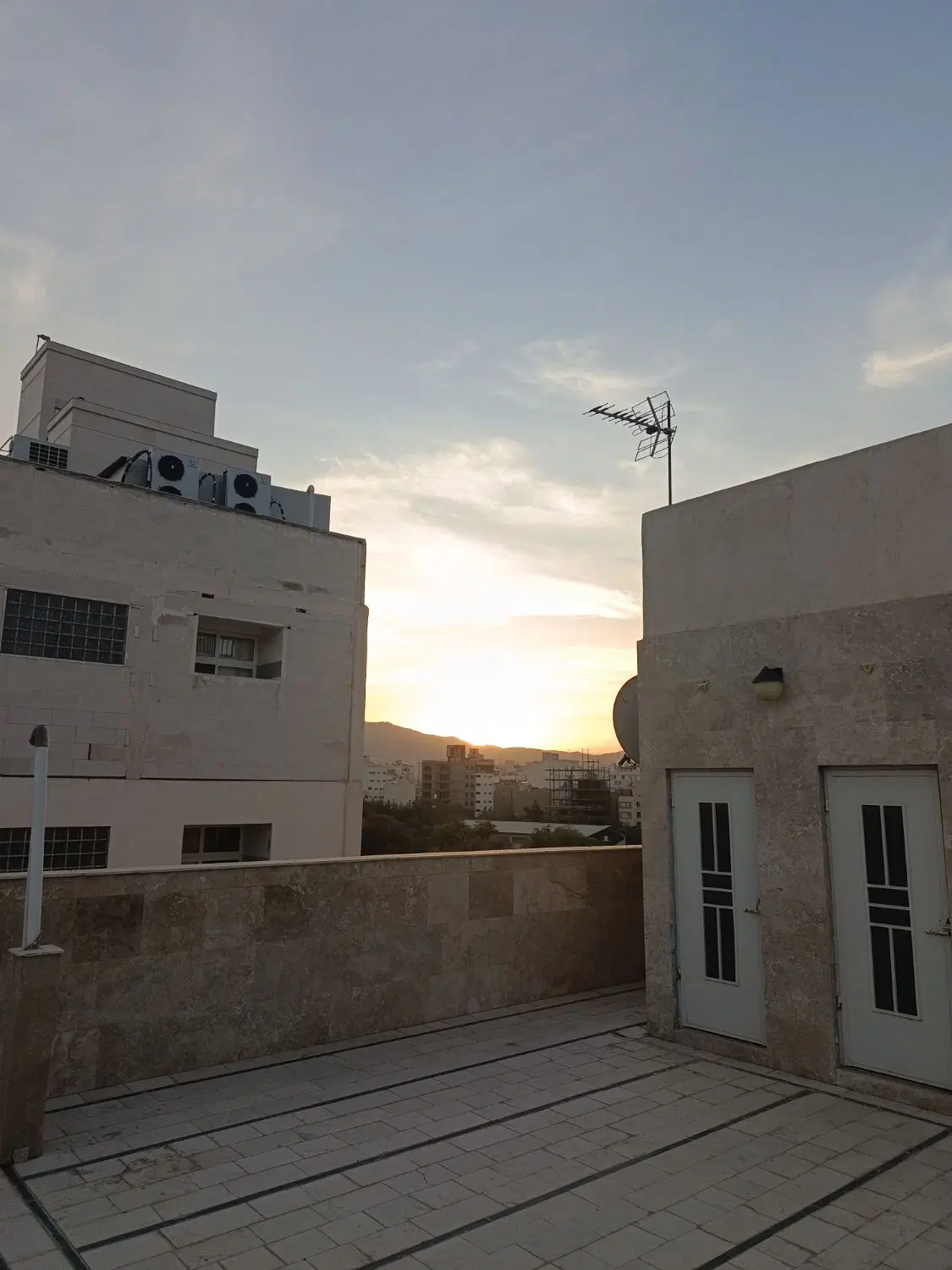 زمین دور دیوار ملکی شاهنامه ۱۸