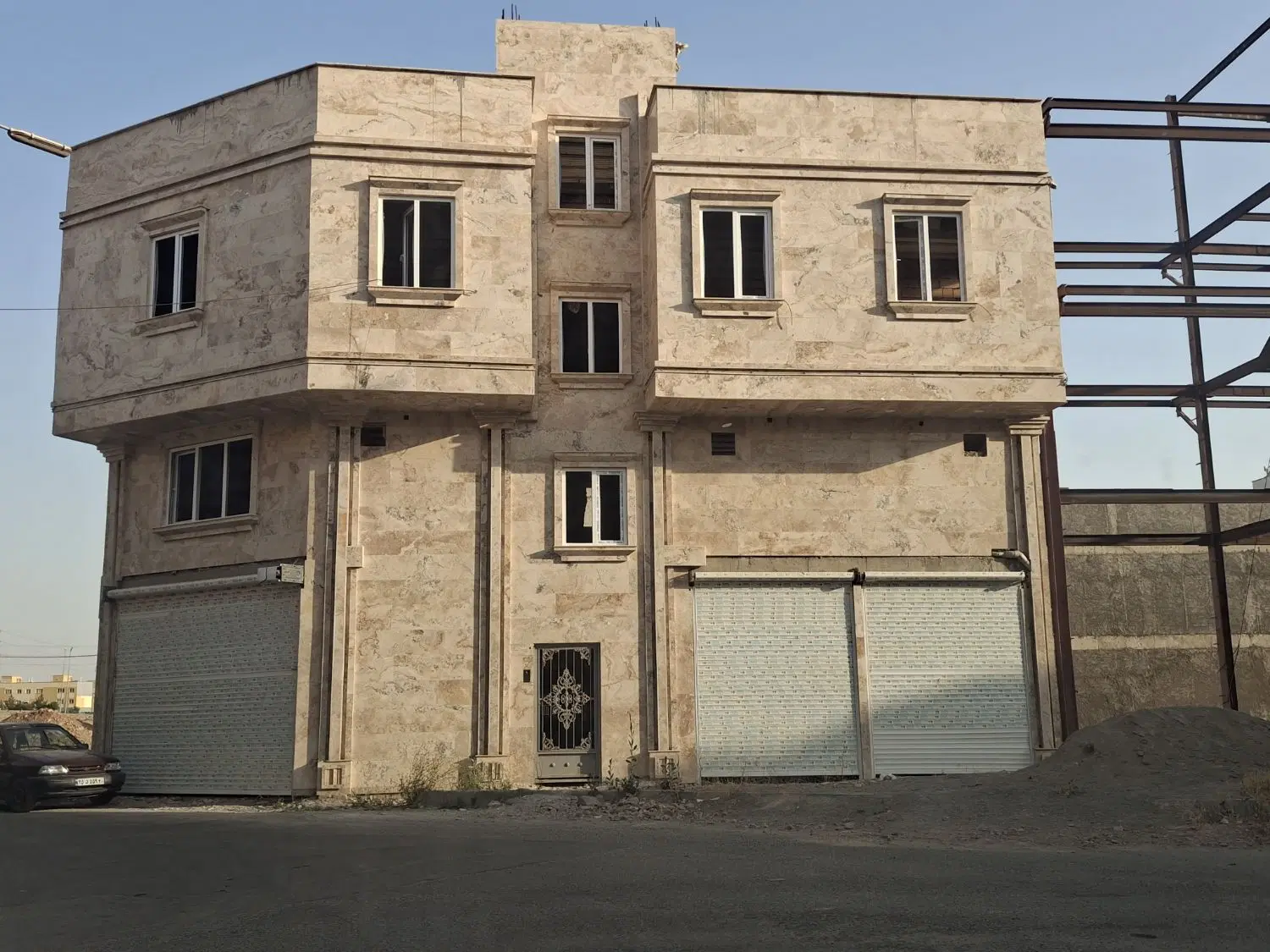 ساختمان اداری تجاری