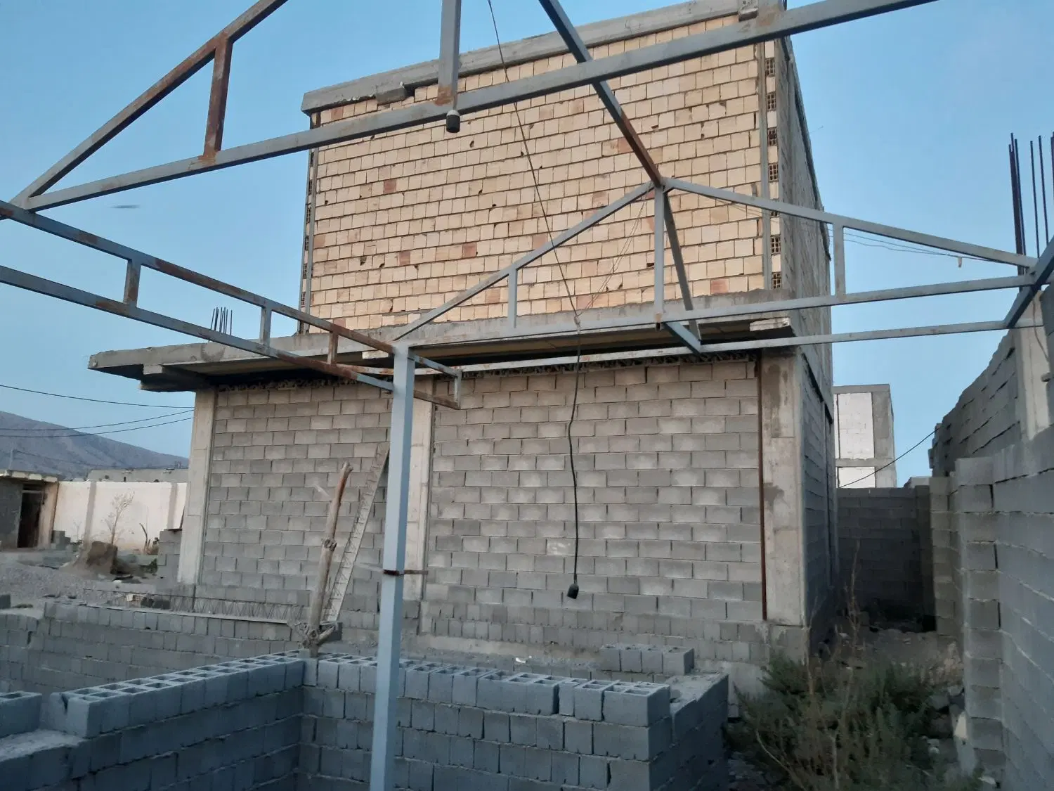 ویلایی دوبلکس.نیمه کاره .ایسین. درگیر سالم.