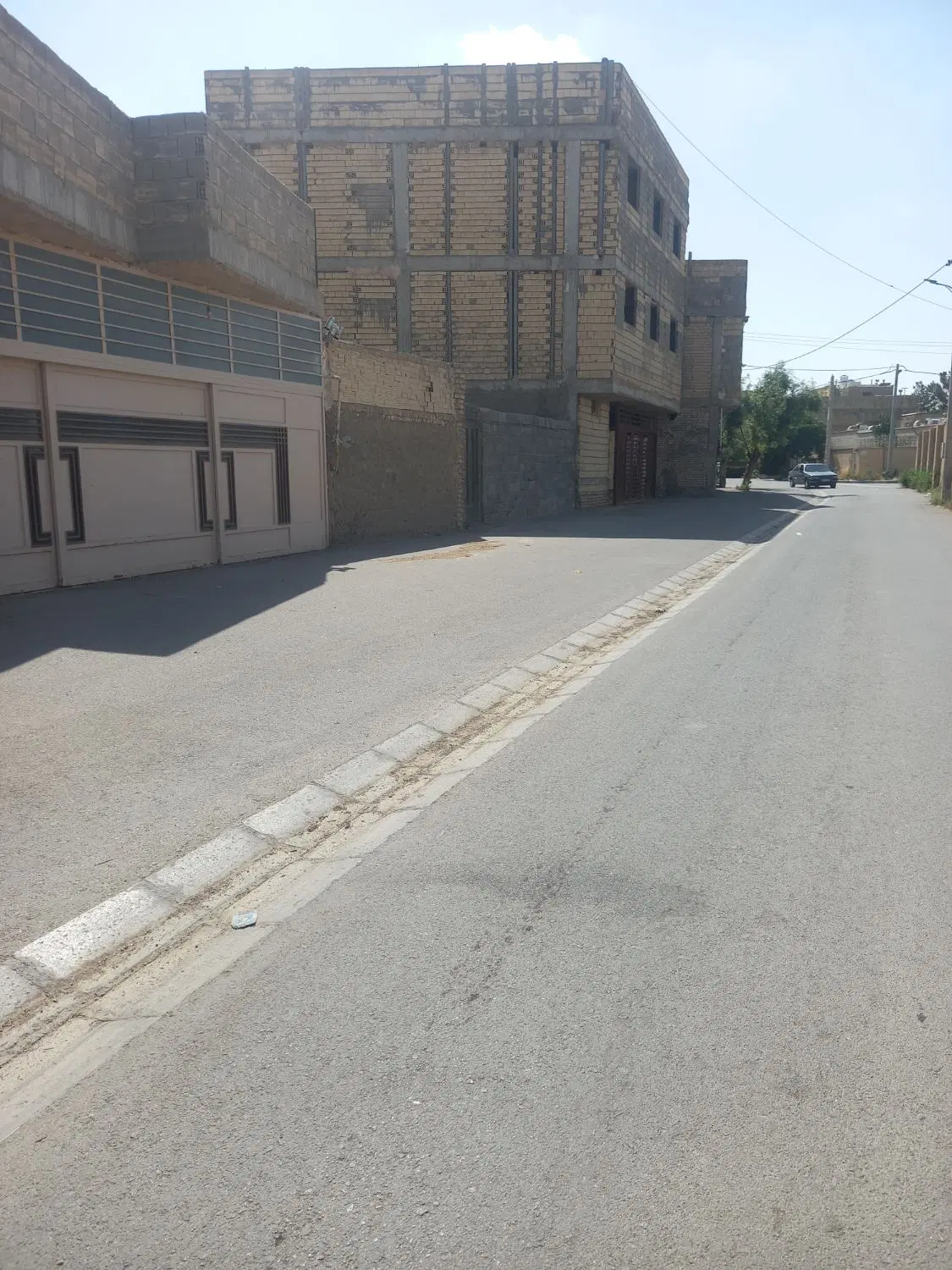 زمین چهار دیواری با قابلیت تجاری