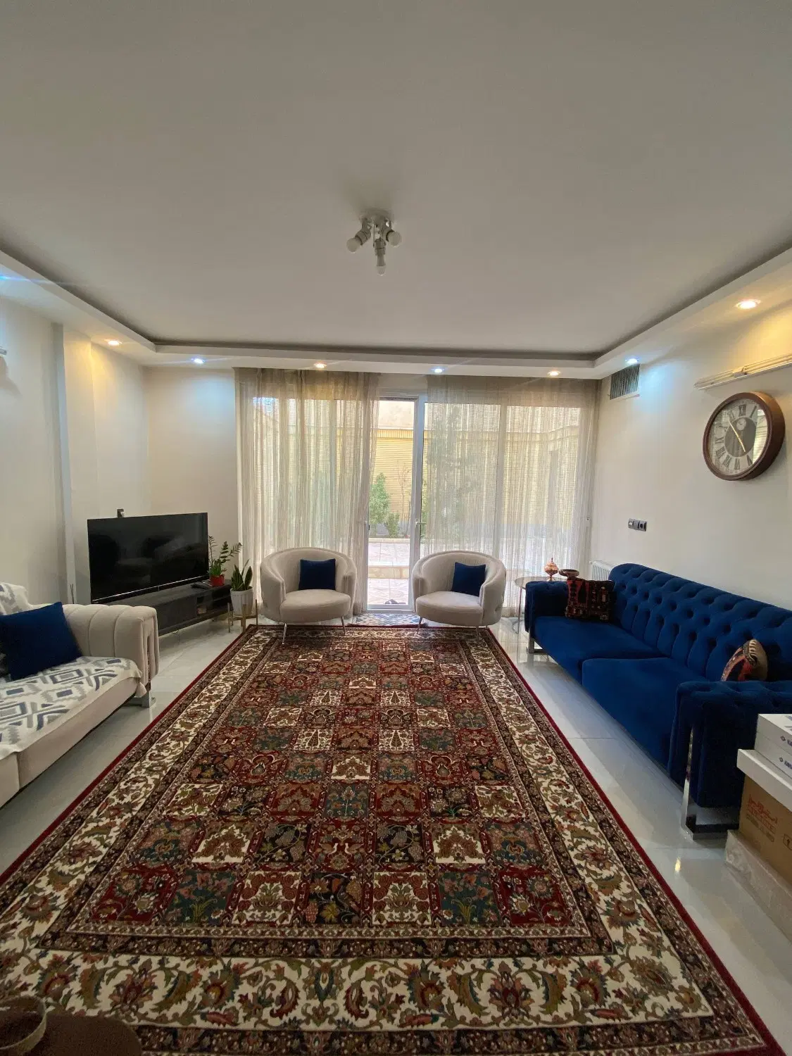 آپارتمان همکف با حیاط اختصاصی