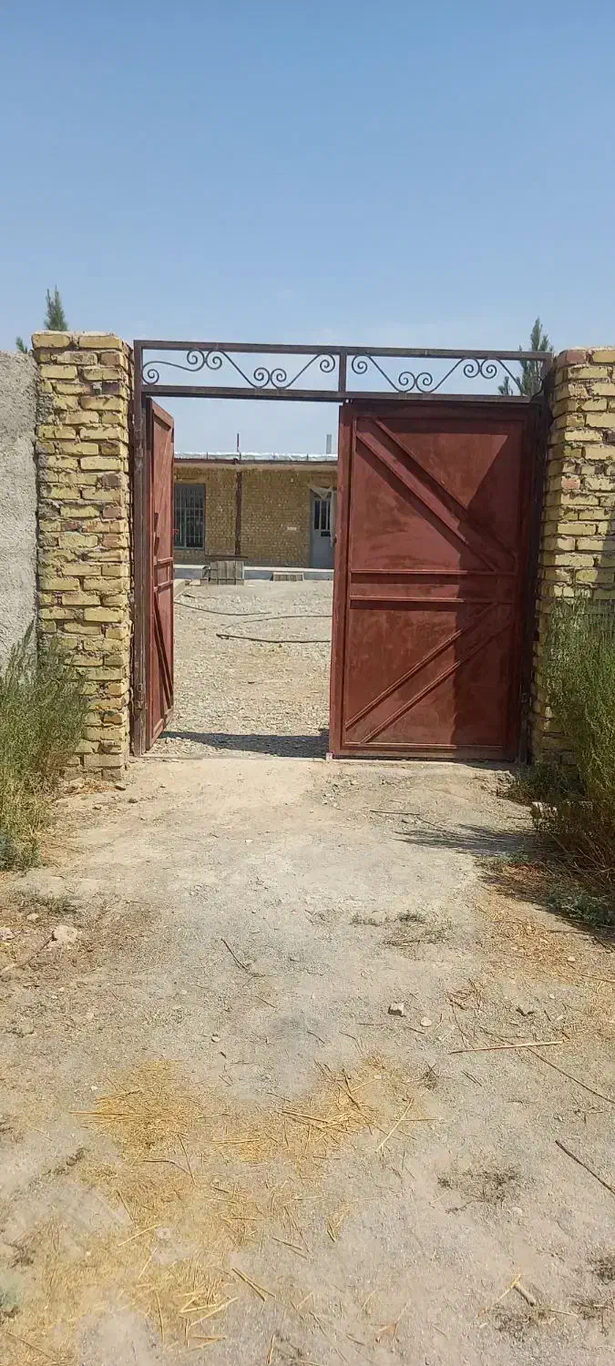 چهار دیواری با بنا و درخت در نجم آباد