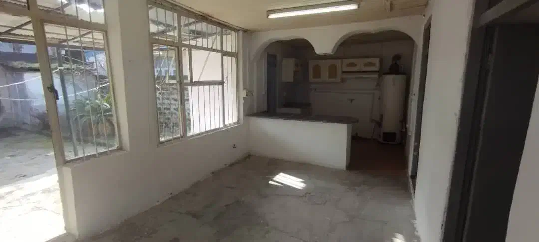 فروش خانه کلنگی با زمین ویلایی مسکونی
