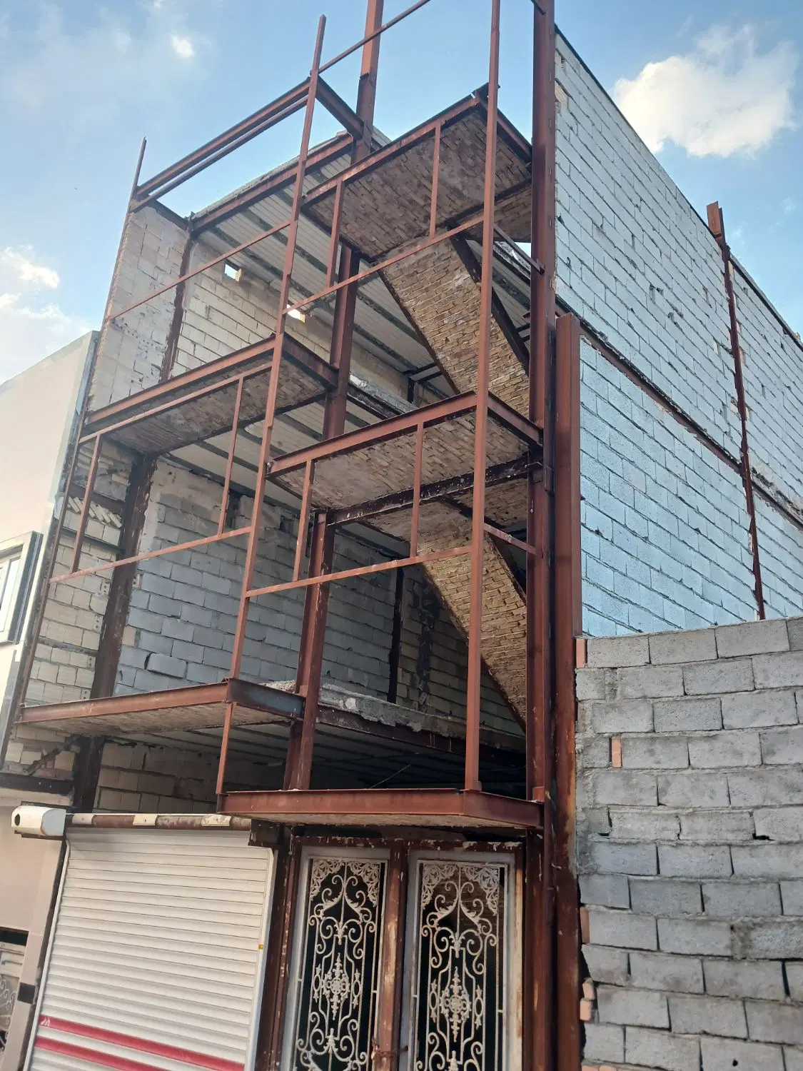 سلام یک باب حیاط نیمه کاره