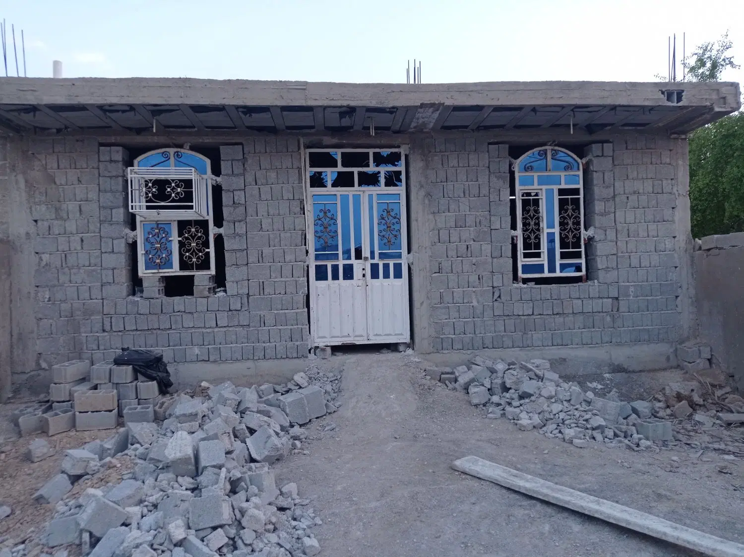 خانه نمیه کاره گشویی