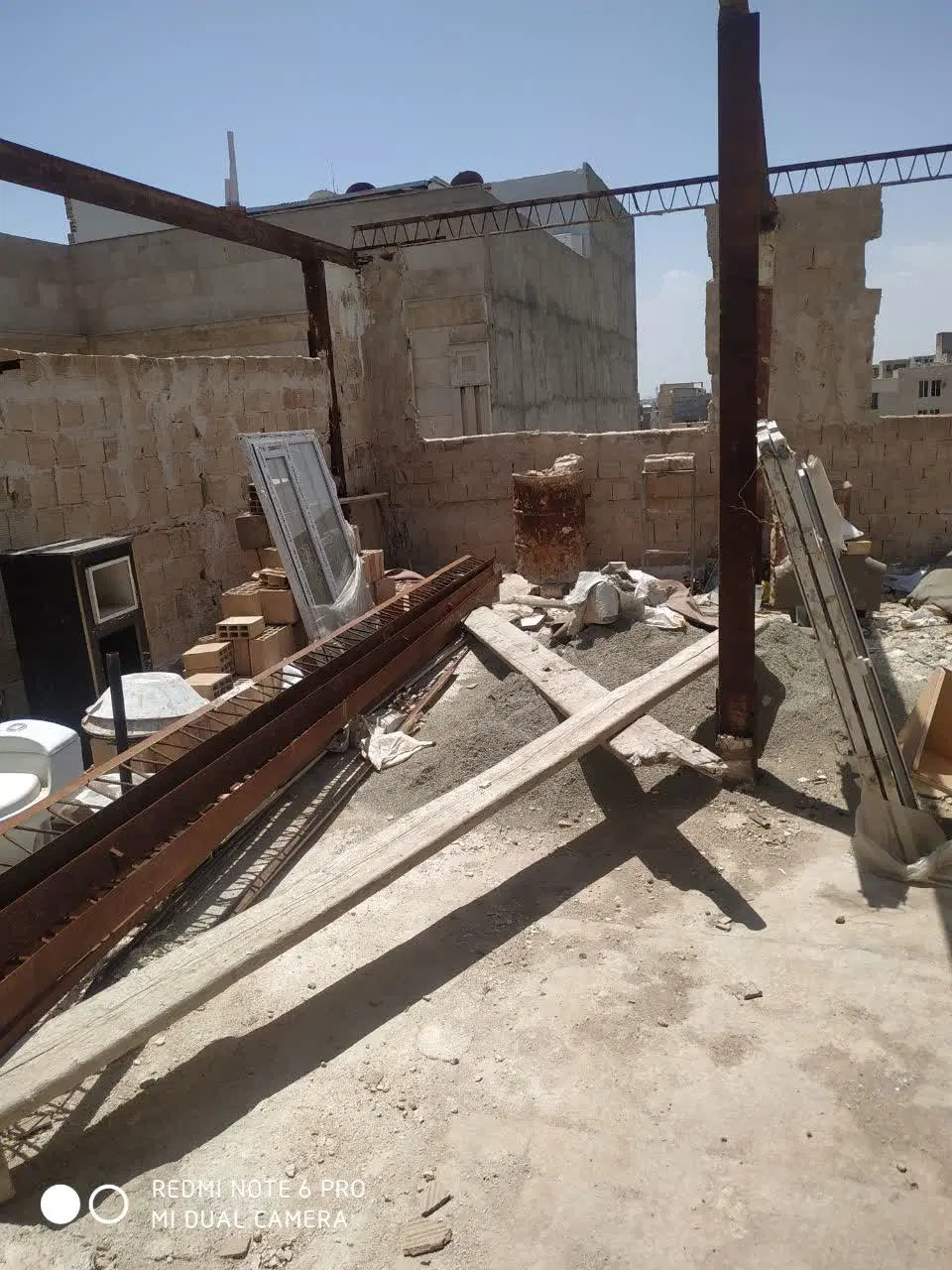 ملک نیمه کاره