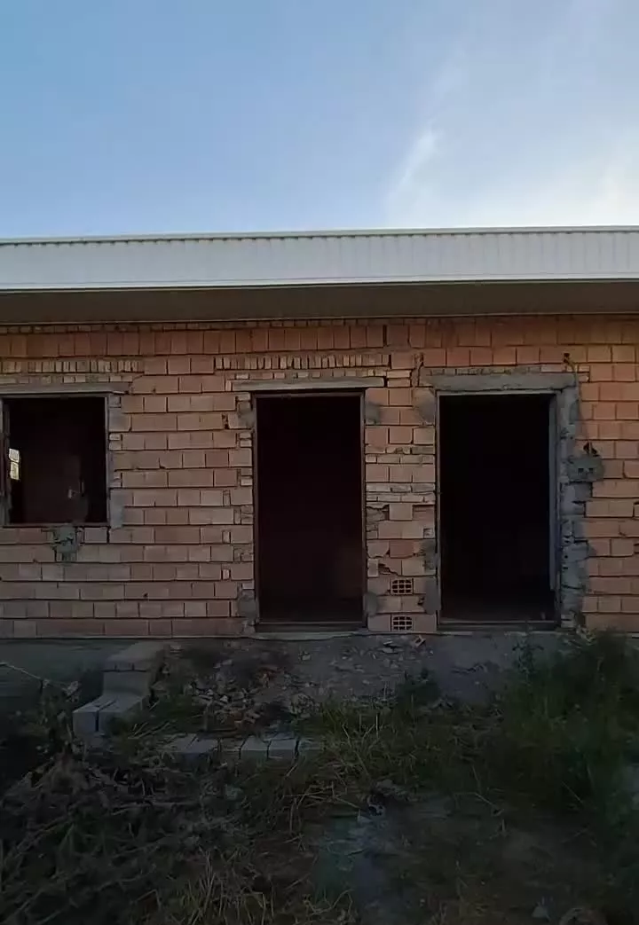 ویلایی نیمه کاره در ساحل