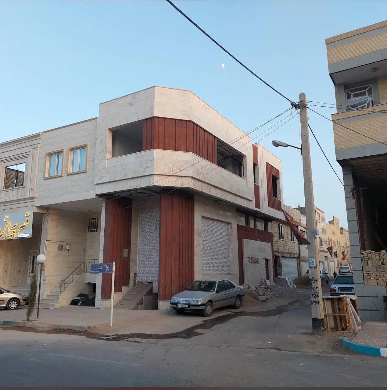 فروش یک باب مغازه تجاری سه طبقه  ۶۰ متری دو نبش