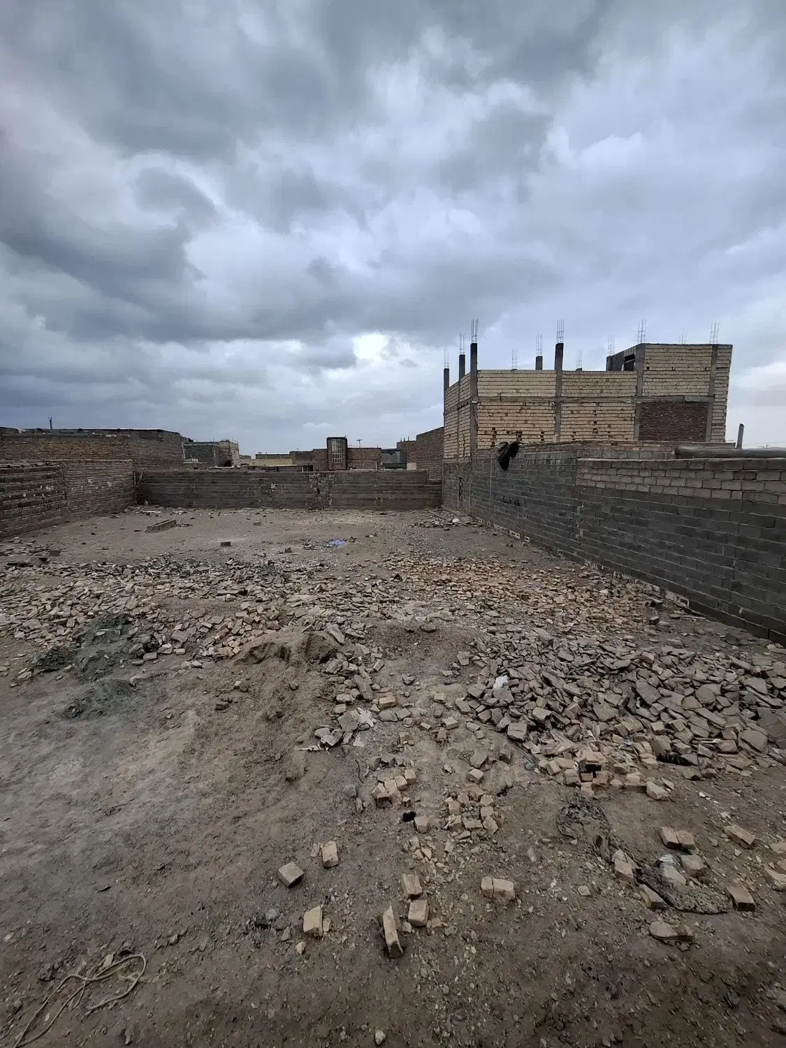زمین چهار دیوار سیادک