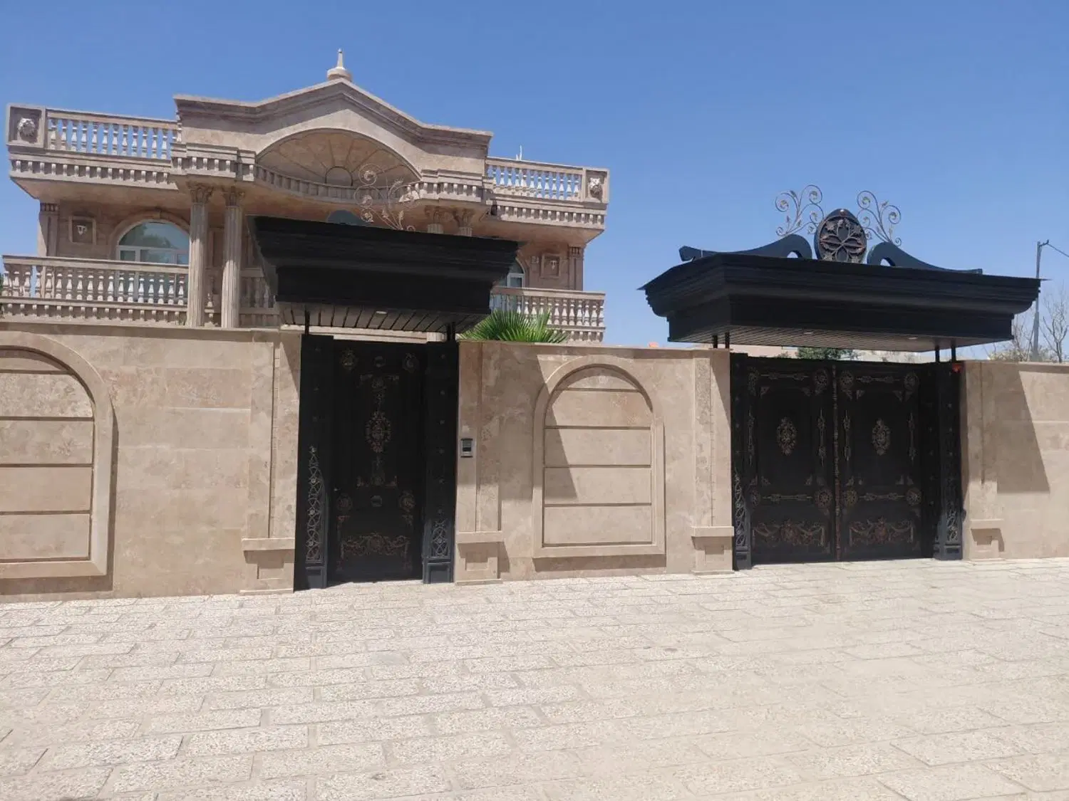 ۷۵۰ متر عمارت بسیار شیک  در خیابان درختی