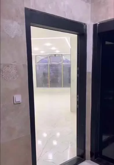 سالن تجاری خیابان جوان