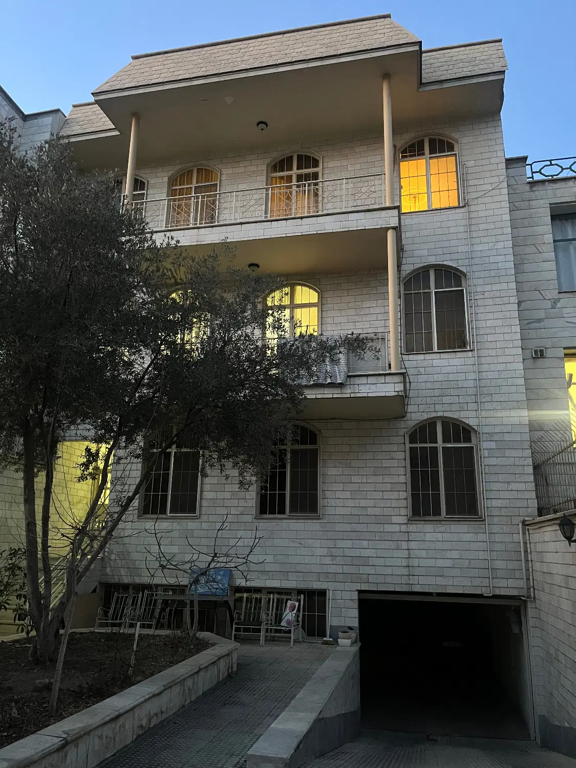 3 دونگ از ۳۰۰ متری شمالی سروستان دوم