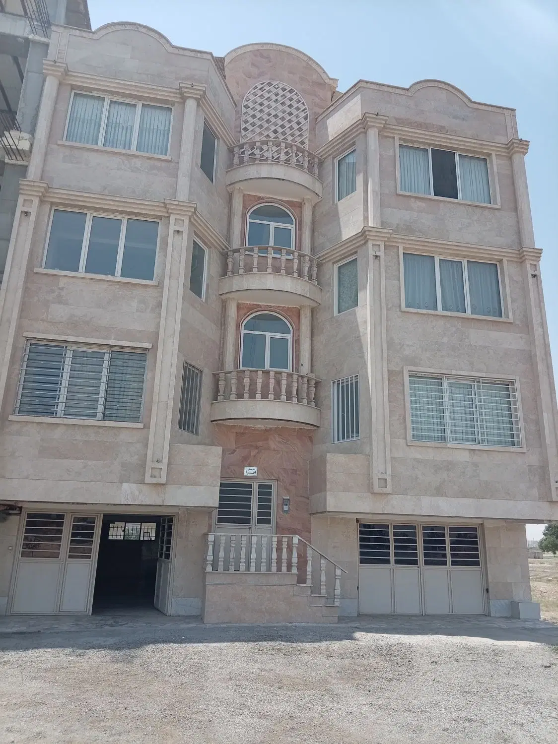 آپارتمان و زمین بوستان مهرشهر
