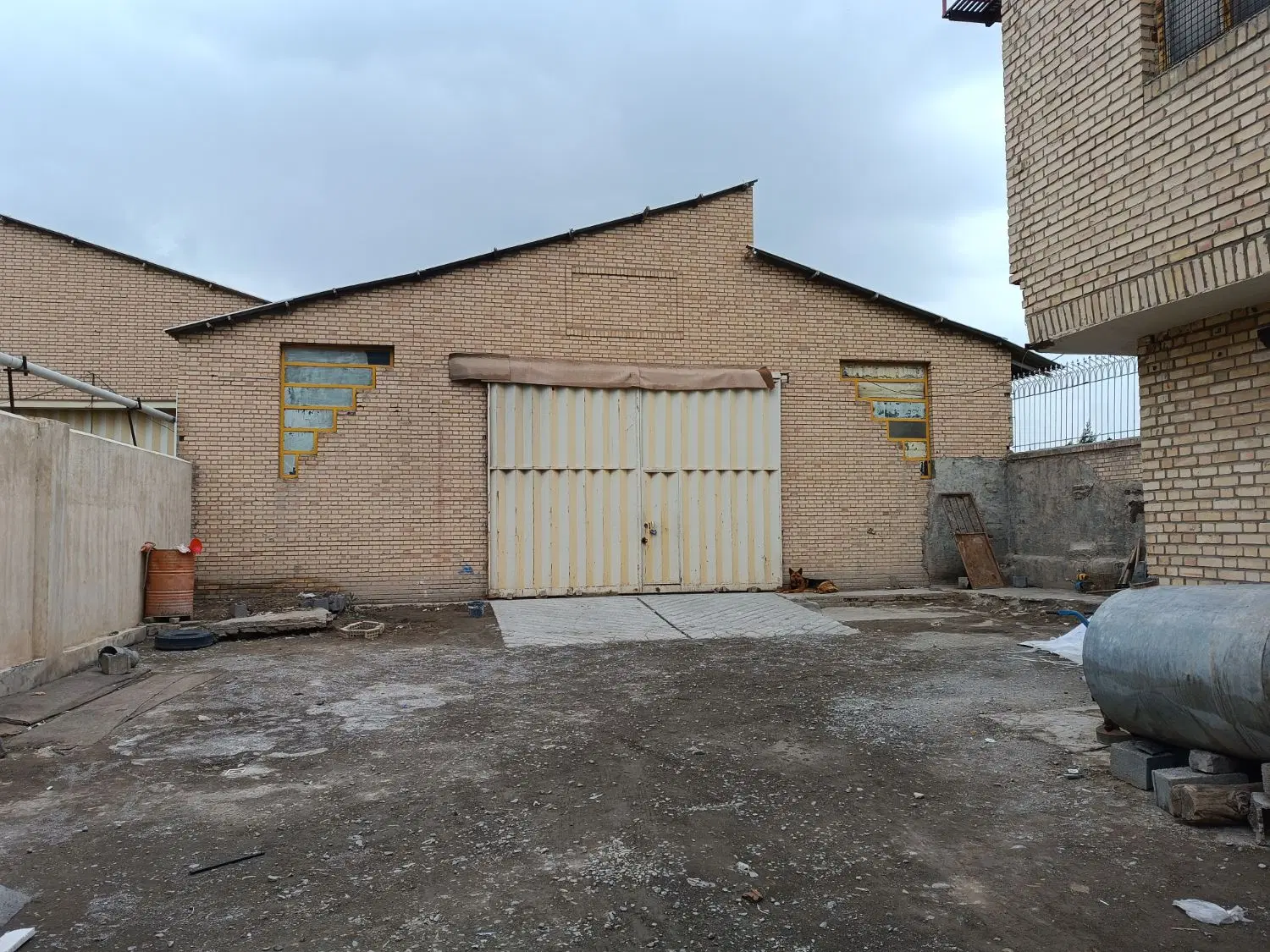 سالن صنعتی 800 متر  با دو وحوطه