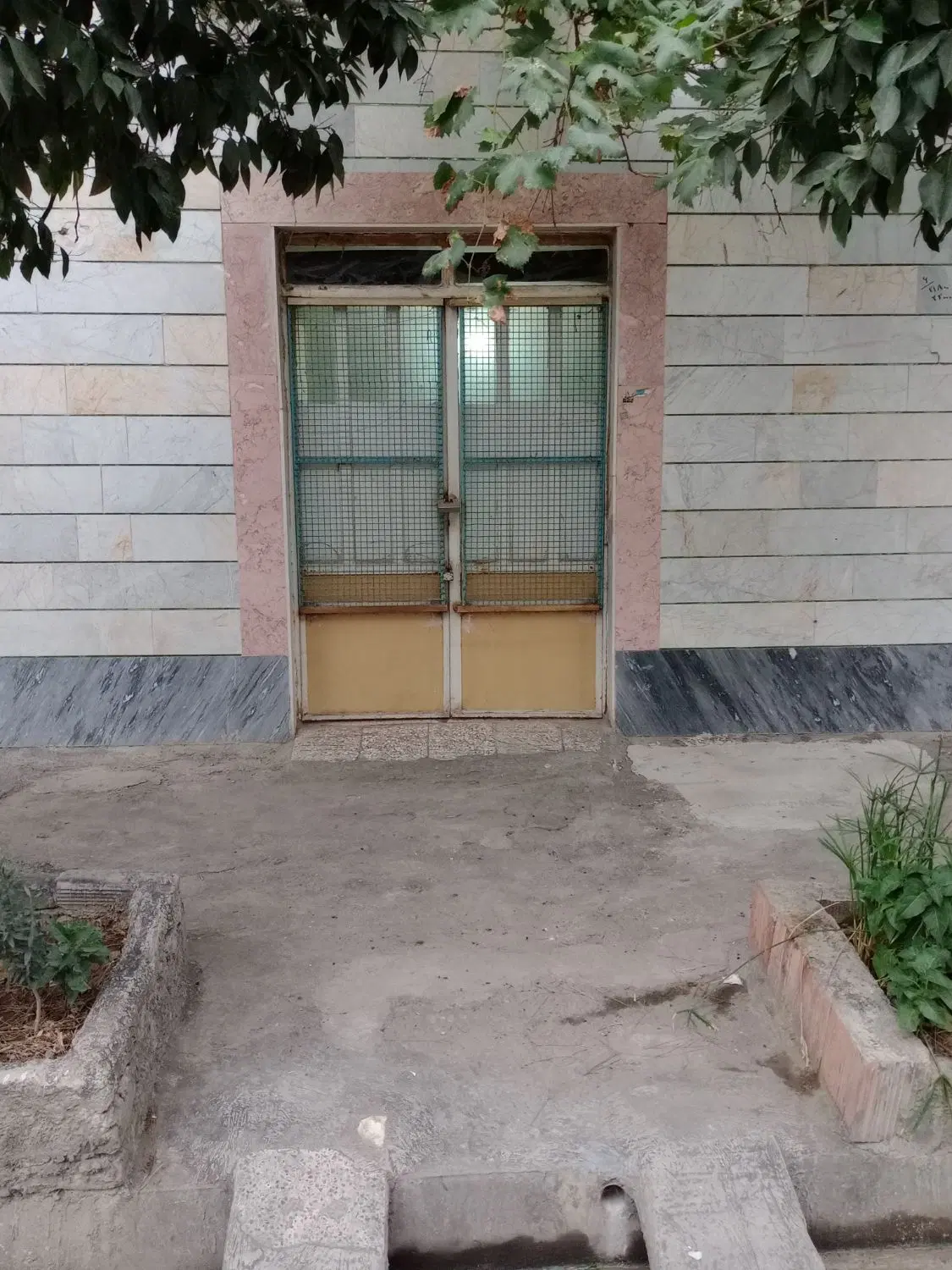 مغازه 32 متری تازه باز سازی شده