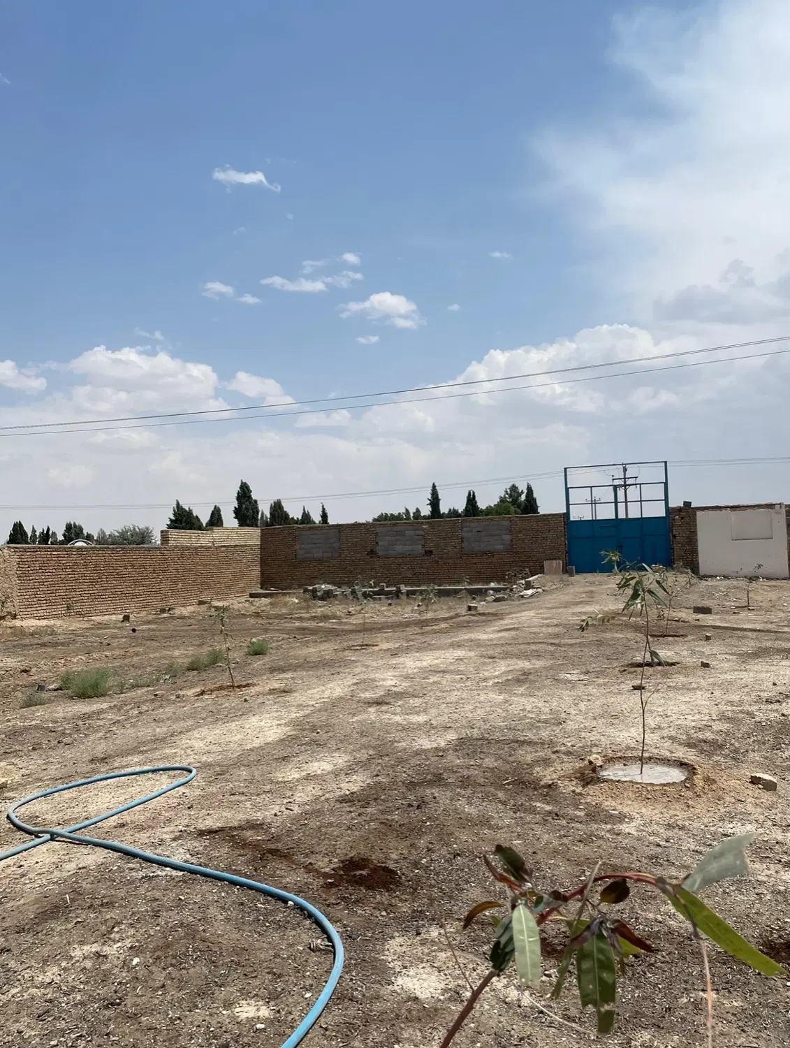 زمین بر جاده ،چهار دیواری ۱ کیلومتری شهر