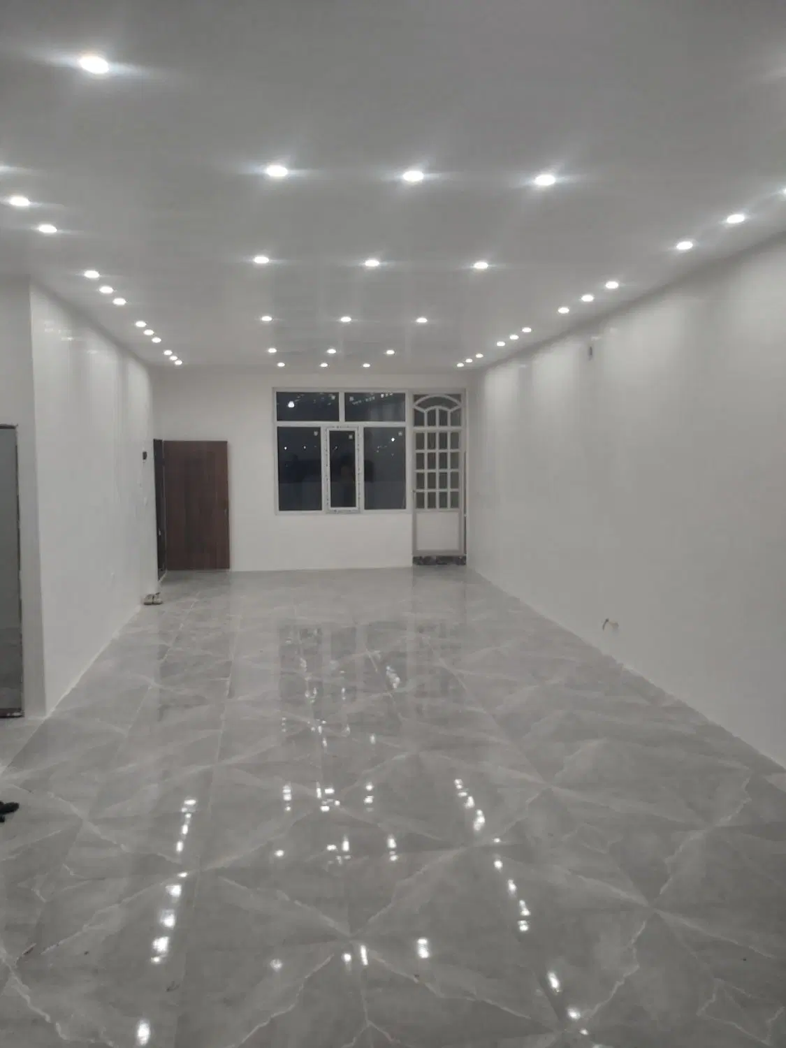 یک واحد خانه ویلای بایک مغازه تجاری