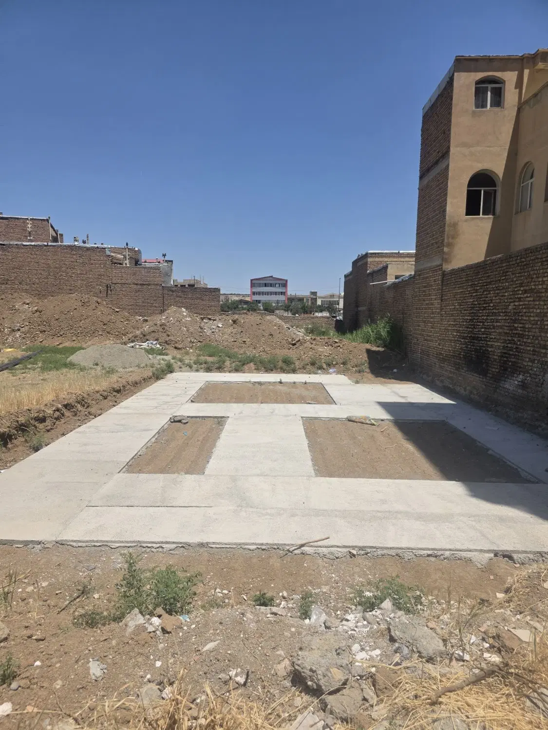 زمین داخل ساخت و ساز