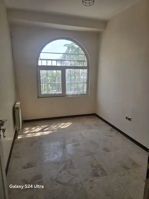 ۱۳۰ متر ۳ خواب (فول امکانات) ۲ پارکینگ _ ۶ ساله
