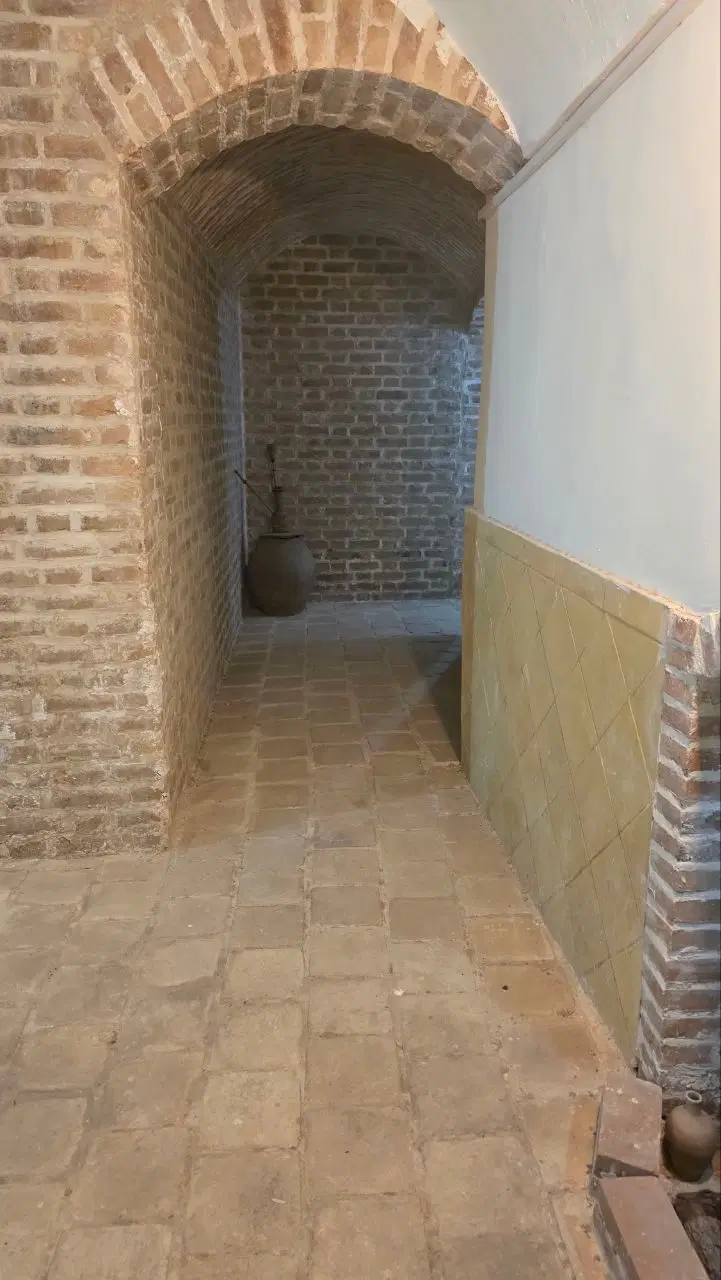 ملک تکمیل سنتی ۲۲۰ متر ،کوچه هتل روشن ،دهم فروردین
