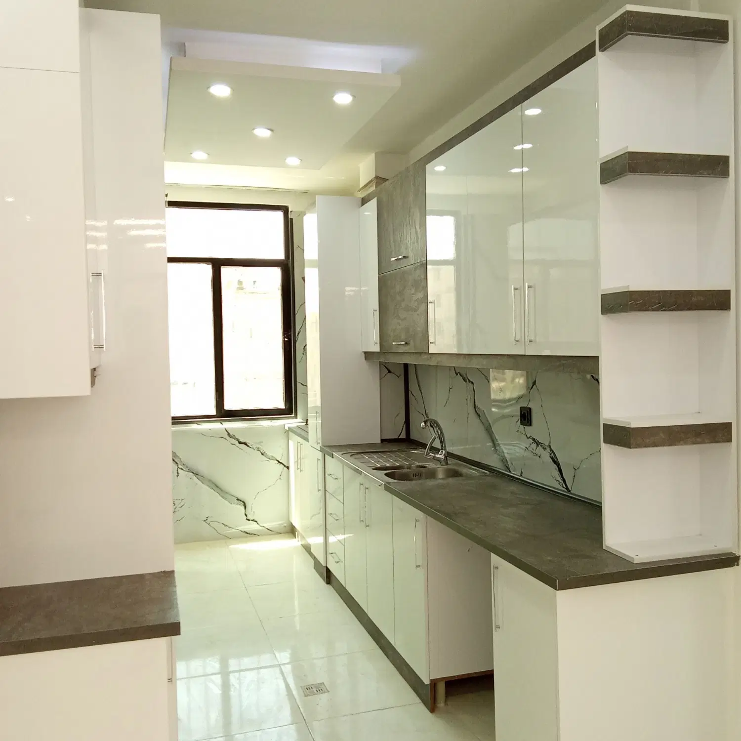 ۴۸متریک خواب_پارکینگ _بالکن_سندتکبرگ