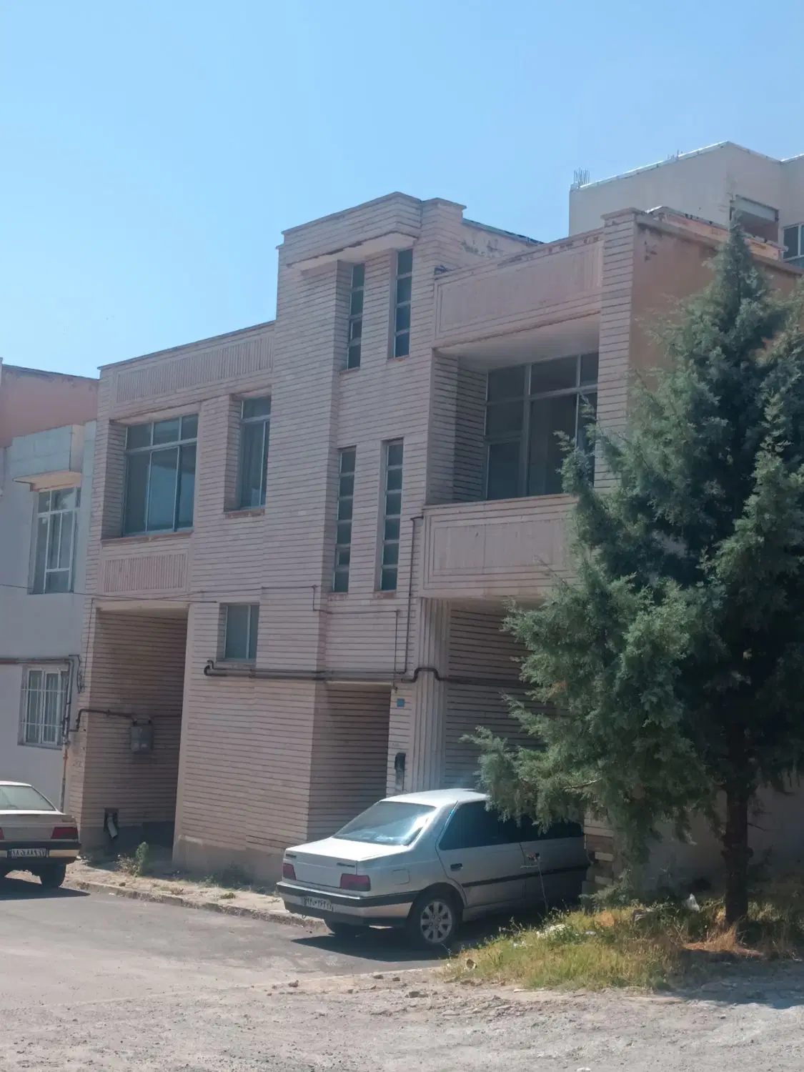 فروش ساختمان دوطبقه اول شهرک جنوبی 350متری